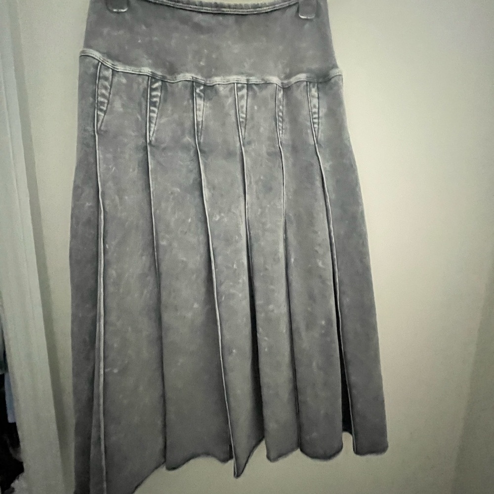 Hard tail pleated skirt
